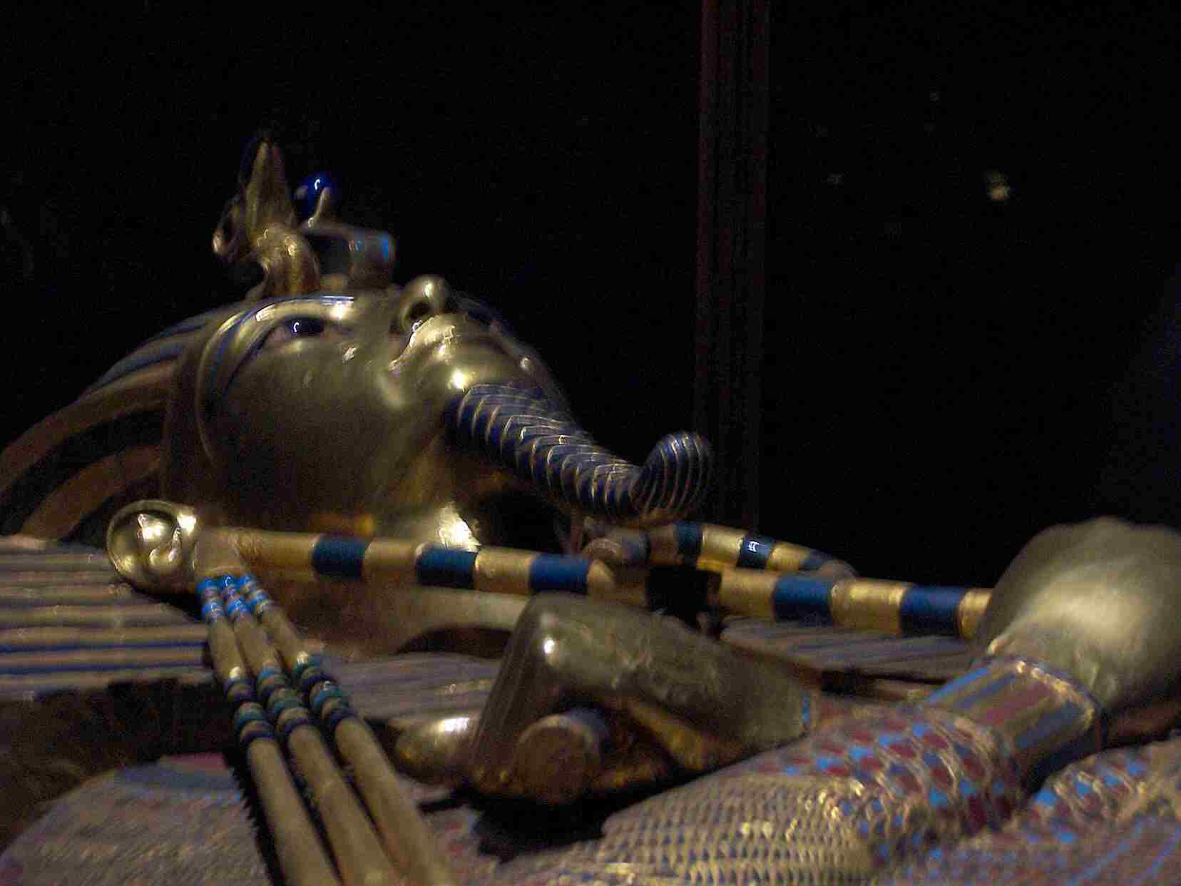 La momie de Toutankhamon tait enferme dans 3 sarcophages.1 en bois recouvert de feuilles d'or, et 2 en or massif.Voici le sarcophage recouvert d'or